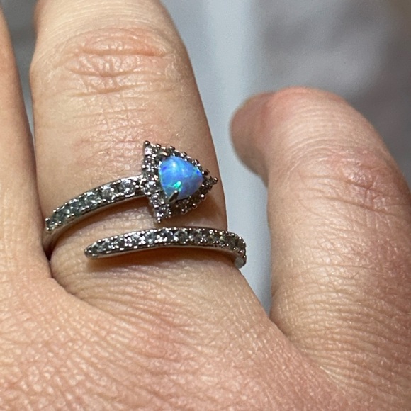Jewelry - Beautiful opal arrow ring size 8